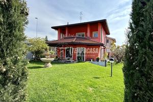 MAESTOSA VILLA SINGOLA CON GIARDINO PRIVATO E FINI