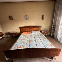 Letto matrimoniale e comodini