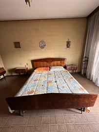 Letto matrimoniale e comodini
