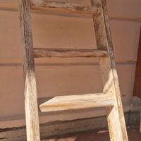 Scala in legno solo per arredamento