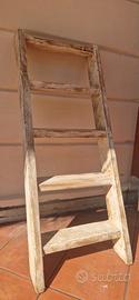 Scala in legno solo per arredamento
