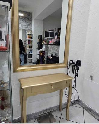 Parete con cassetto e specchio