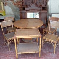 Tavolo e sedie di vimini