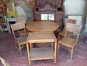 Tavolo e sedie di vimini
