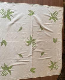 Tovaglia ricamata a mano in verde