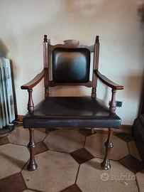 sedia antica in pelle e legno 
