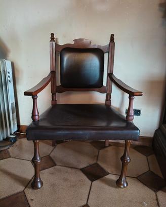 sedia antica in pelle e legno 