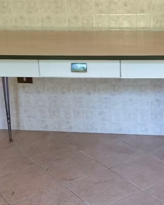 Tavolo vintage in formica con gambe in metallo