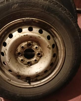 gomme termiche con quattro cerchi in ferro