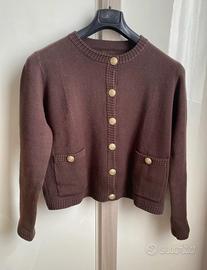 Cardigan marrone stile parigino con bottoni dorati