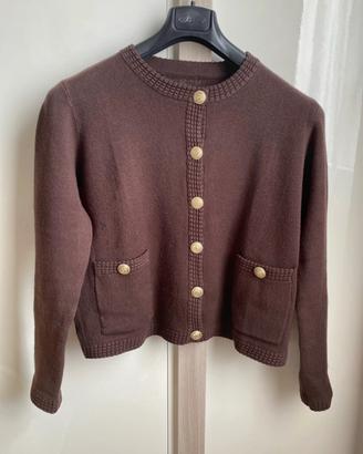 Cardigan marrone stile parigino con bottoni dorati