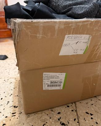scatolone vestiti in stock