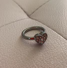 Anello donna in acciaio con cuore di brillantini