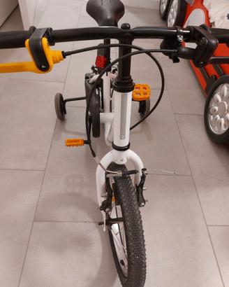 Giochi bambino bicicletta con rotellee monopattino