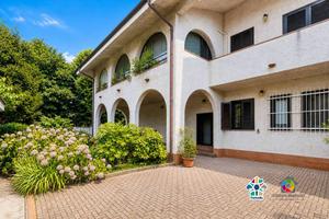 Villa di 310 m² con 3 locali e box auto a Pregnana