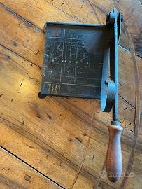 Tagliacarte a ghigliottina antico