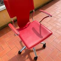 Sedia rossa girevole di design