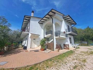 Villa di 250 m² con più di 5 locali e box auto dop