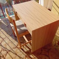 Scrivania in legno con sedia.