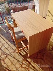 Scrivania in legno con sedia.