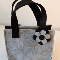 Borsetta in feltro bicolor con decoro a margherita