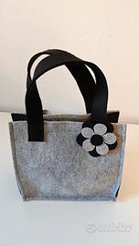 Borsetta in feltro bicolor con decoro a margherita