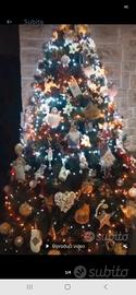 Albero con luci e addobbi 