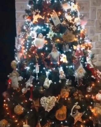 Albero con luci e addobbi 
