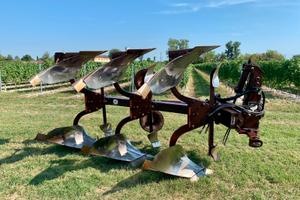 Aratro trivomere reversibile Moro