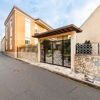 Indipendente su due piani con ampio giardino