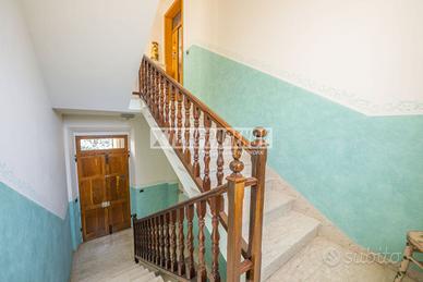 Casa indipendente con corte, magazzino e laborator