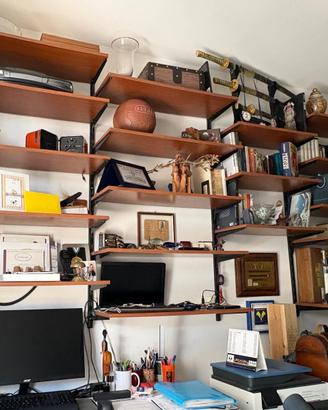 Due scrivanie nuove e una serie di ripiani