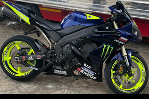 Moro yamaha r 1 tenuta maniacalmente