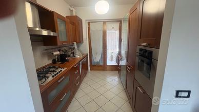 Cucina compresa di elettrodomestici