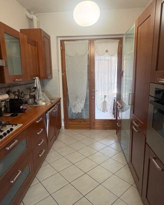Cucina compresa di elettrodomestici