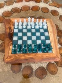 Dama in ulivo e resina