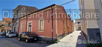 Casa singola con cortile e deposito a Riposto
