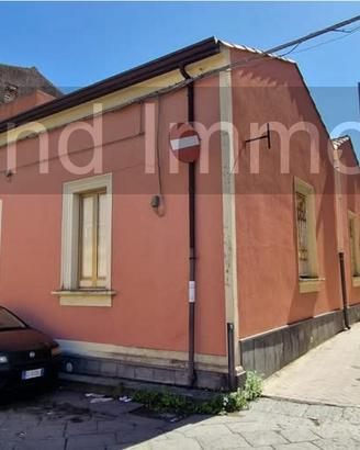 Casa singola con cortile e deposito a Riposto
