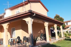 Privato vende villa a Tor San Lorenzo via Toce