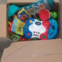 box chiuso con vari giochini da 0 a 12 mesi.