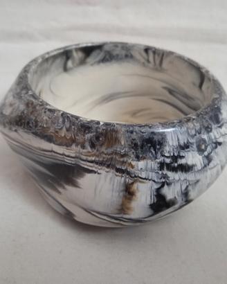 Bracciale rigido in resina anni 70 