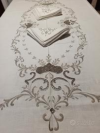 tovaglia in lino da 12 ricamata e rifinita a mano 