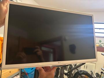 TV LG VOLTAGGIO 19V CON BRACETTO ESTENSIBILE 