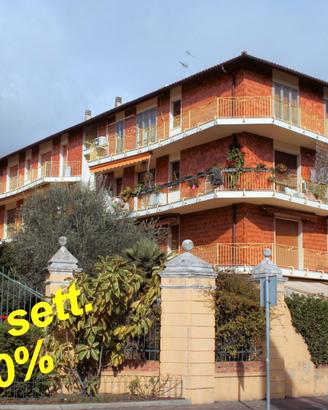 Riviera dei Fiori in centro, a 100 m spiaggia