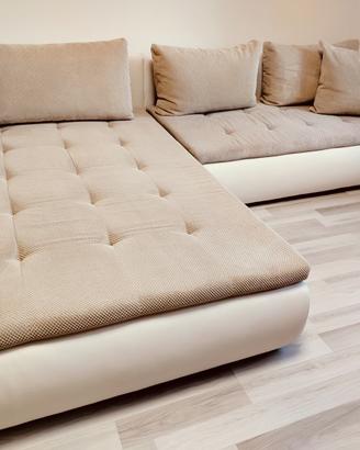 Divanoletto angolare ecopelle bianca tessuto beige