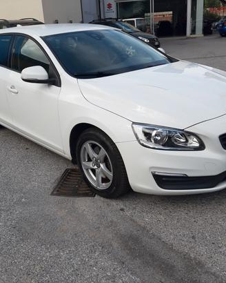 Volvo V60 D2 R-design