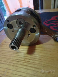 Testa con pistone e albero