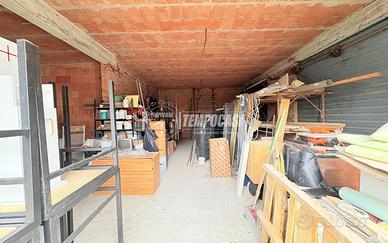 Ampio Magazzino con Garage Doppio - Possibilità di