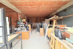 Ampio Magazzino con Garage Doppio - Possibilità di