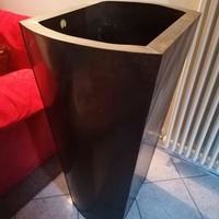 Vaso alto in alluminio colorato marrone scuro.